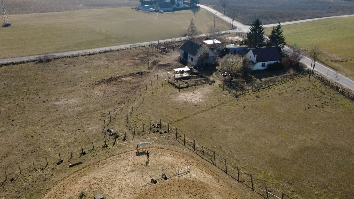 Dom z własną stajnią na 1,08 ha idealne miejsce dla miłośników Natury