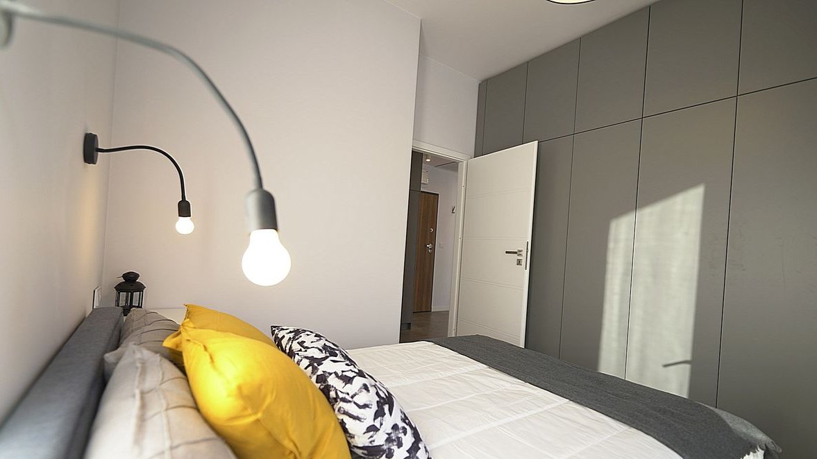 Duża sypialnia + Balkon -> 2 pokoje + Hala Garażowa