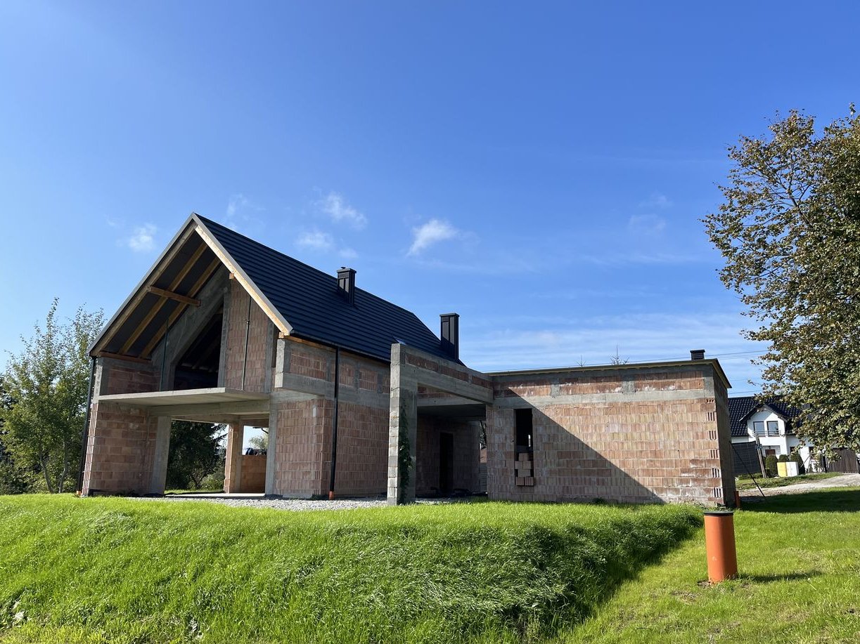 Wolnostojący dom jednorodzinny o wyjątkowej formie. Stan surowy.