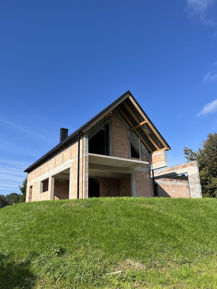 Wolnostojący dom jednorodzinny o wyjątkowej formie. Stan surowy.