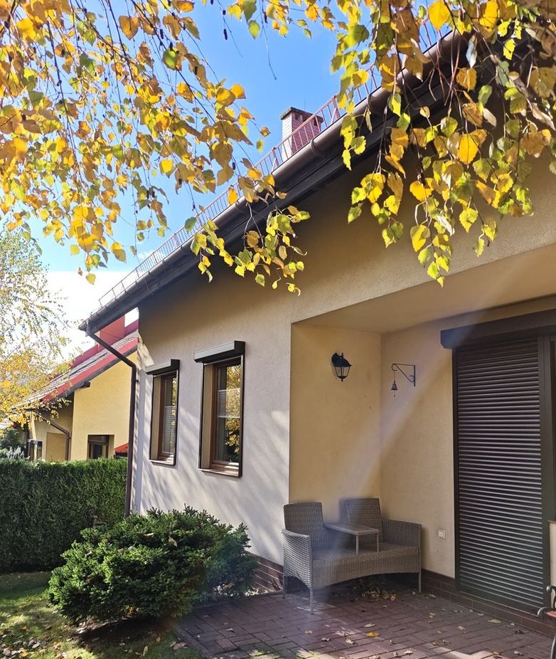 Skrajny segment w Starym Bielsku, garaż, ślepa ulica, zieleń, spokój