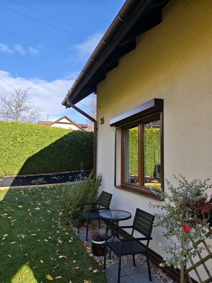 Skrajny segment w Starym Bielsku, garaż, ślepa ulica, zieleń, spokój