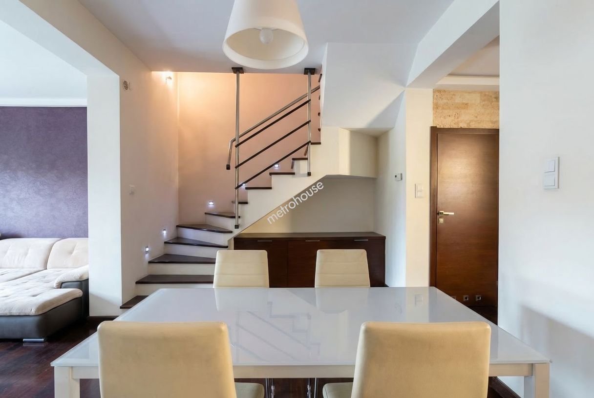 Przestronny dom szeregowy z garażem i użytkowym poddaszem