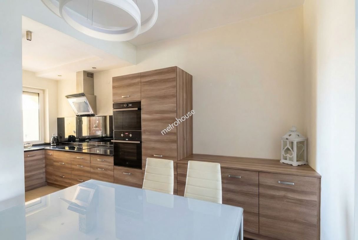 Przestronny dom szeregowy z garażem i użytkowym poddaszem