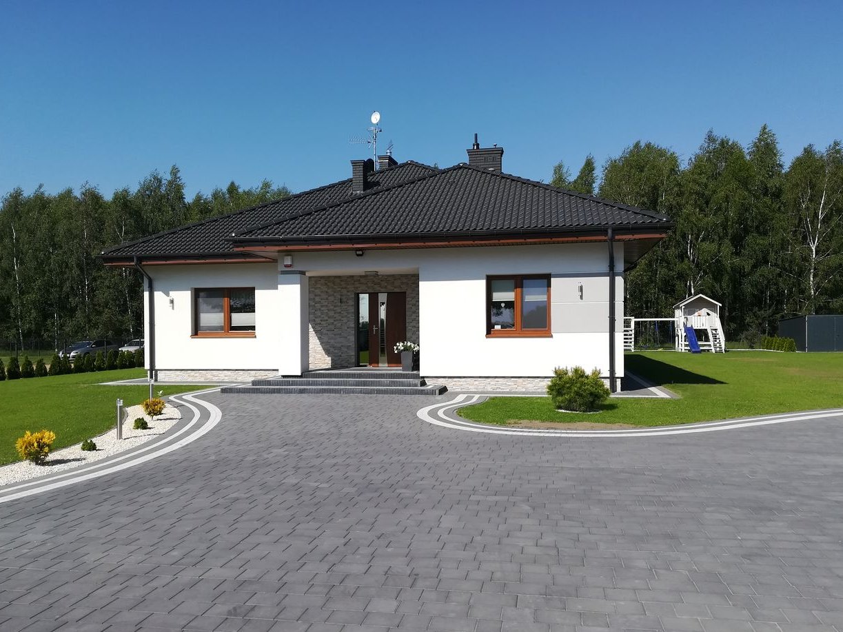 Nowoczesny dom parterowy 165m2 z dużym garażem 65m2 + fotowoltaika