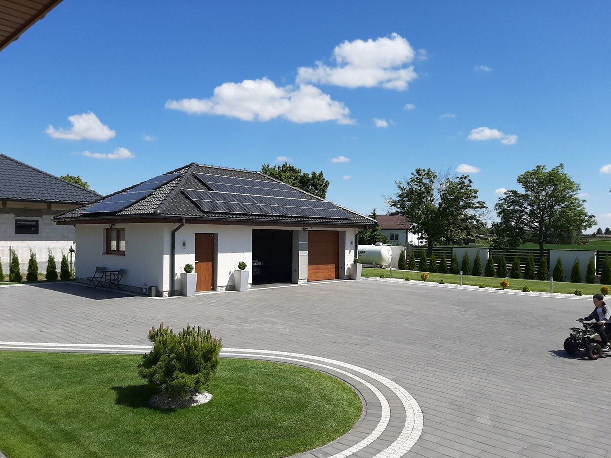 Nowoczesny dom parterowy 165m2 z dużym garażem 65m2 + fotowoltaika