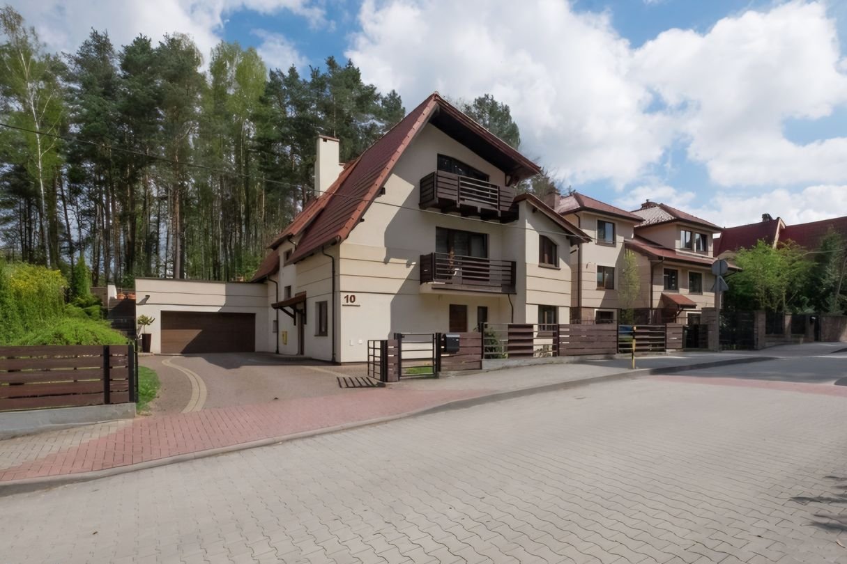 Duży dom w prestiżowej dzielnicy Olsztyna – 8 pokoi, garaż, taras