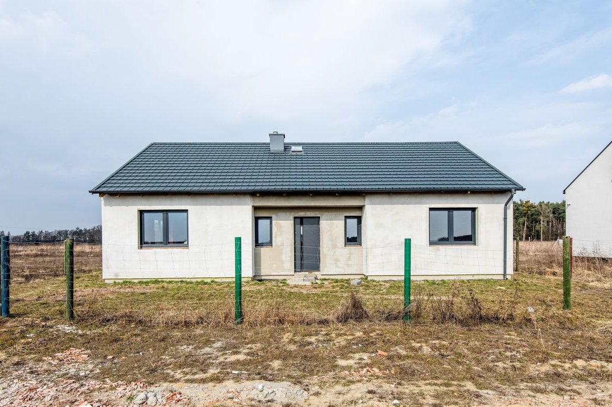 Parterowy dom w otoczeniu lasu, jezior i Warty