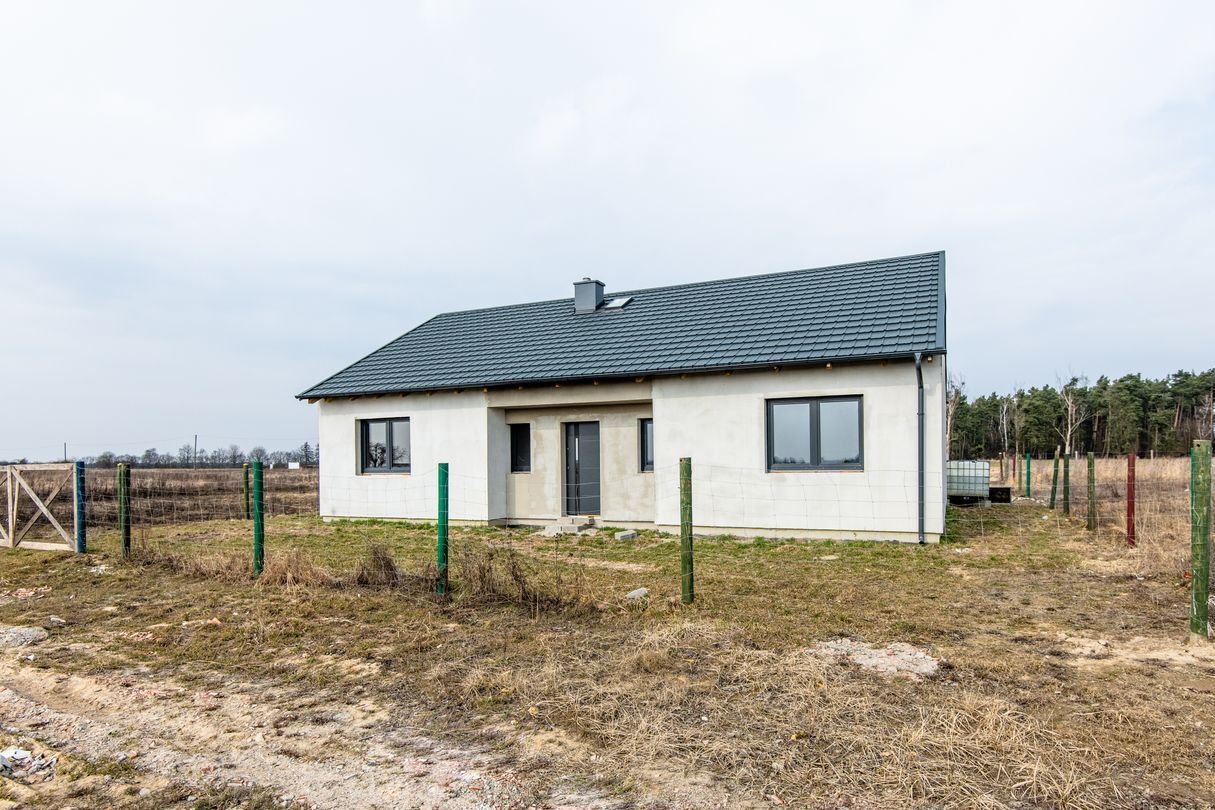 Parterowy dom w otoczeniu lasu, jezior i Warty