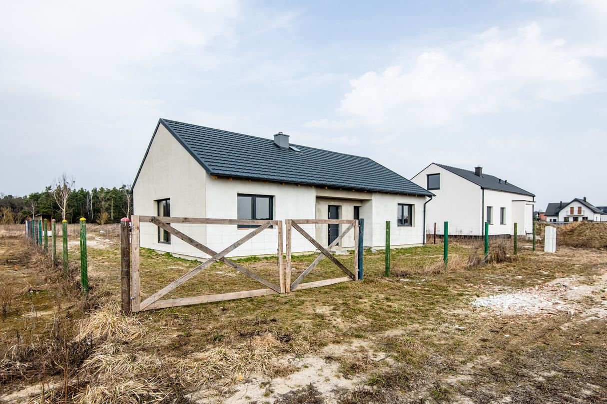 Parterowy dom w otoczeniu lasu, jezior i Warty