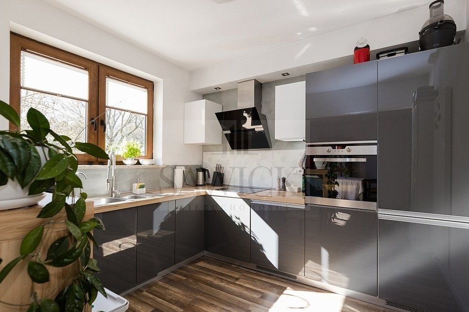 Narożny segment z bardzo ładnym ogrodem, garaż.