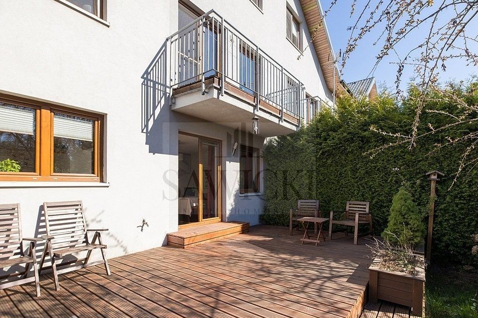 Narożny segment z bardzo ładnym ogrodem, garaż.