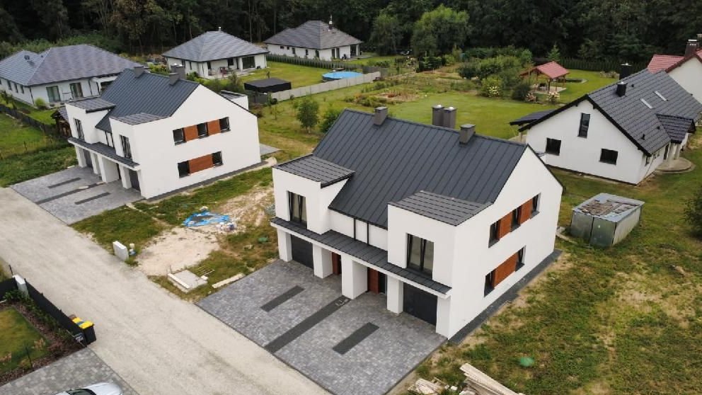 Dom w zabudowie bliźniaczej ostatni z wykończonymi łazienkami.