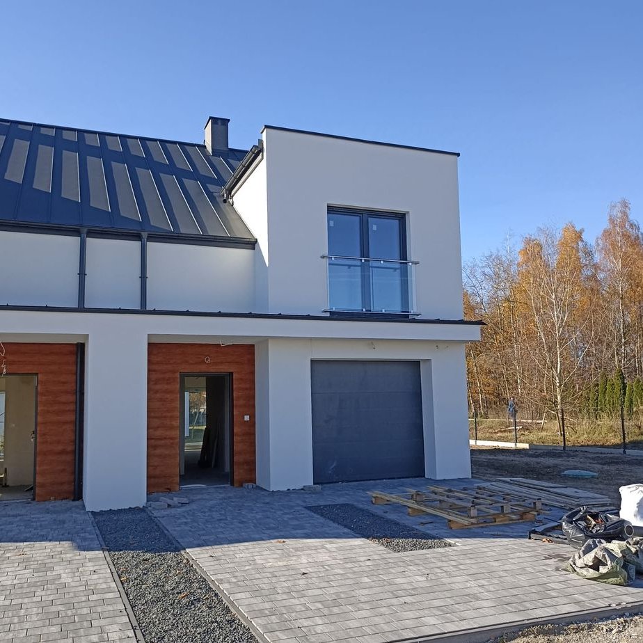 Dom w zabudowie bliźniaczej ostatni z wykończonymi łazienkami.