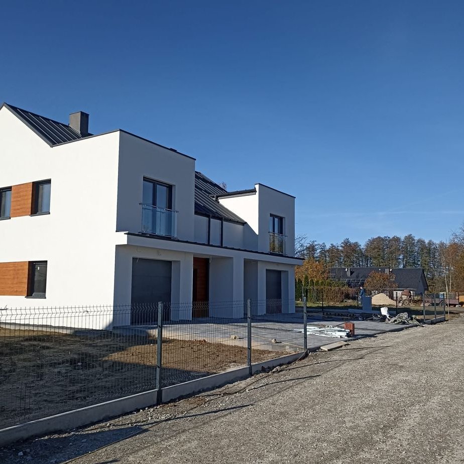 Dom w zabudowie bliźniaczej ostatni z wykończonymi łazienkami.