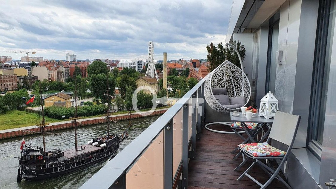 Brabank - widok na rzekę oraz panoramę Gdańska