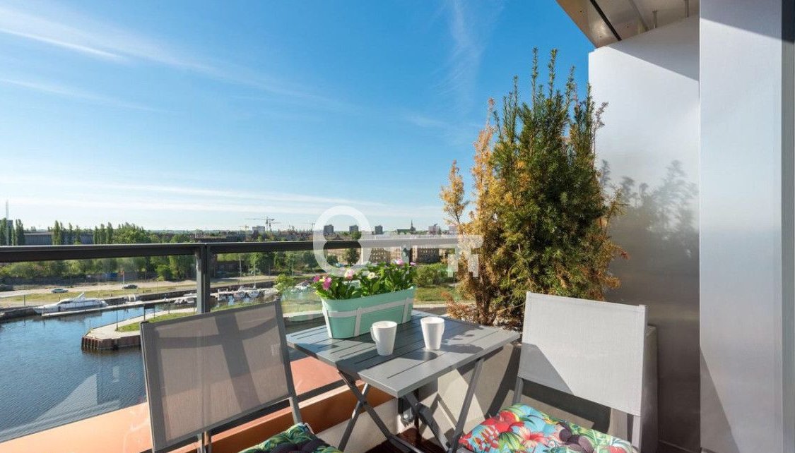 Brabank - widok na rzekę oraz panoramę Gdańska