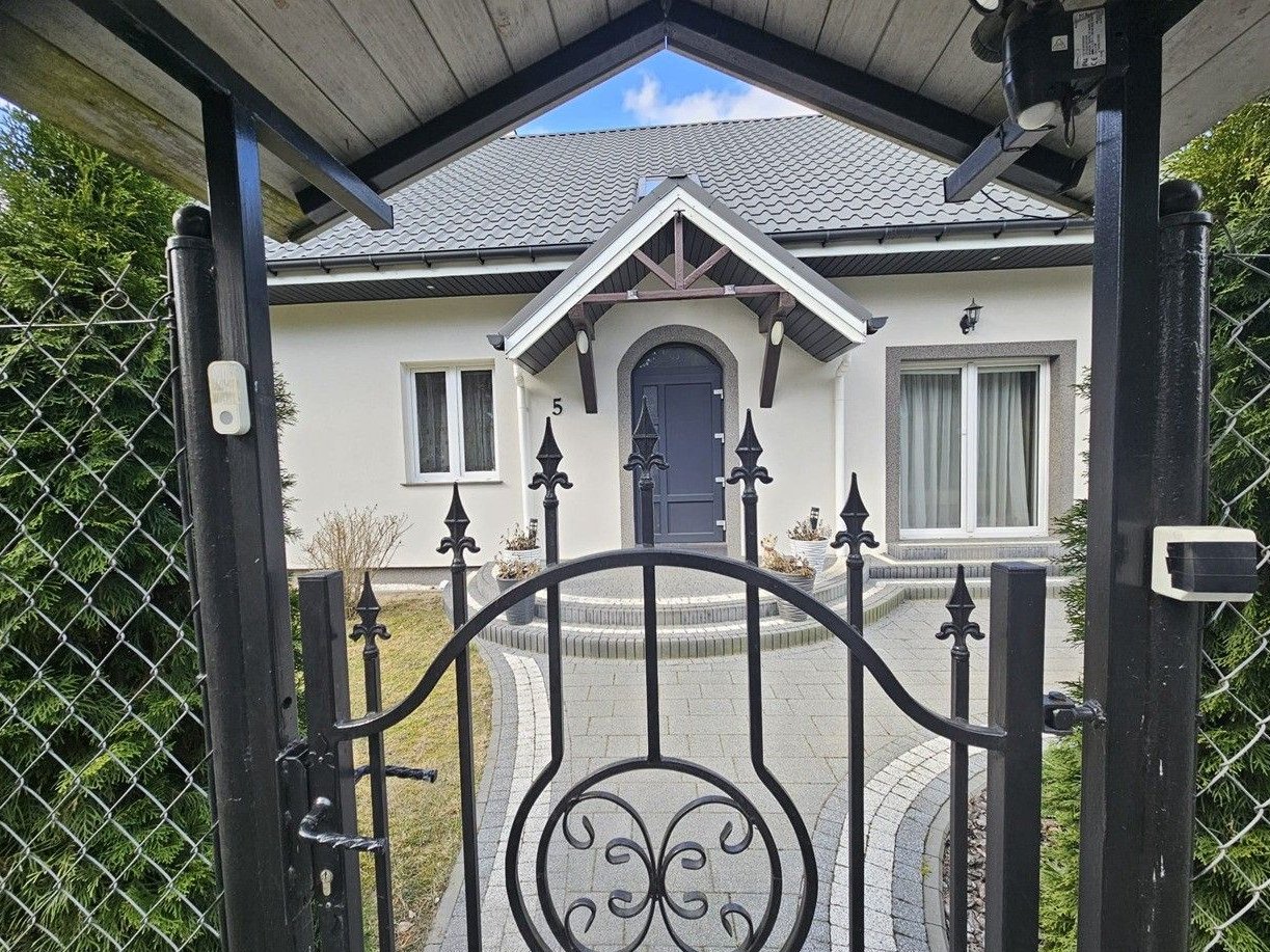 Dom 164,8 m² działka 1500 m² fotowoltaika 2 garaże dodatkowy dom 47 m²