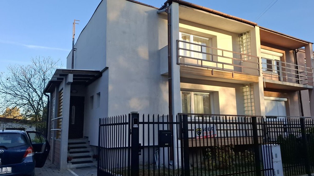 Dom z ogrodem 708 m² 204 m² fotowoltaika dodatkowy budynek 31m²