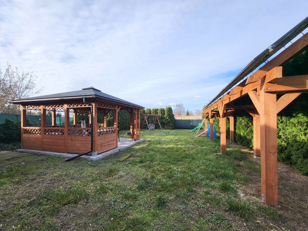 Dom z ogrodem 708 m² 204 m² fotowoltaika dodatkowy budynek 31m²