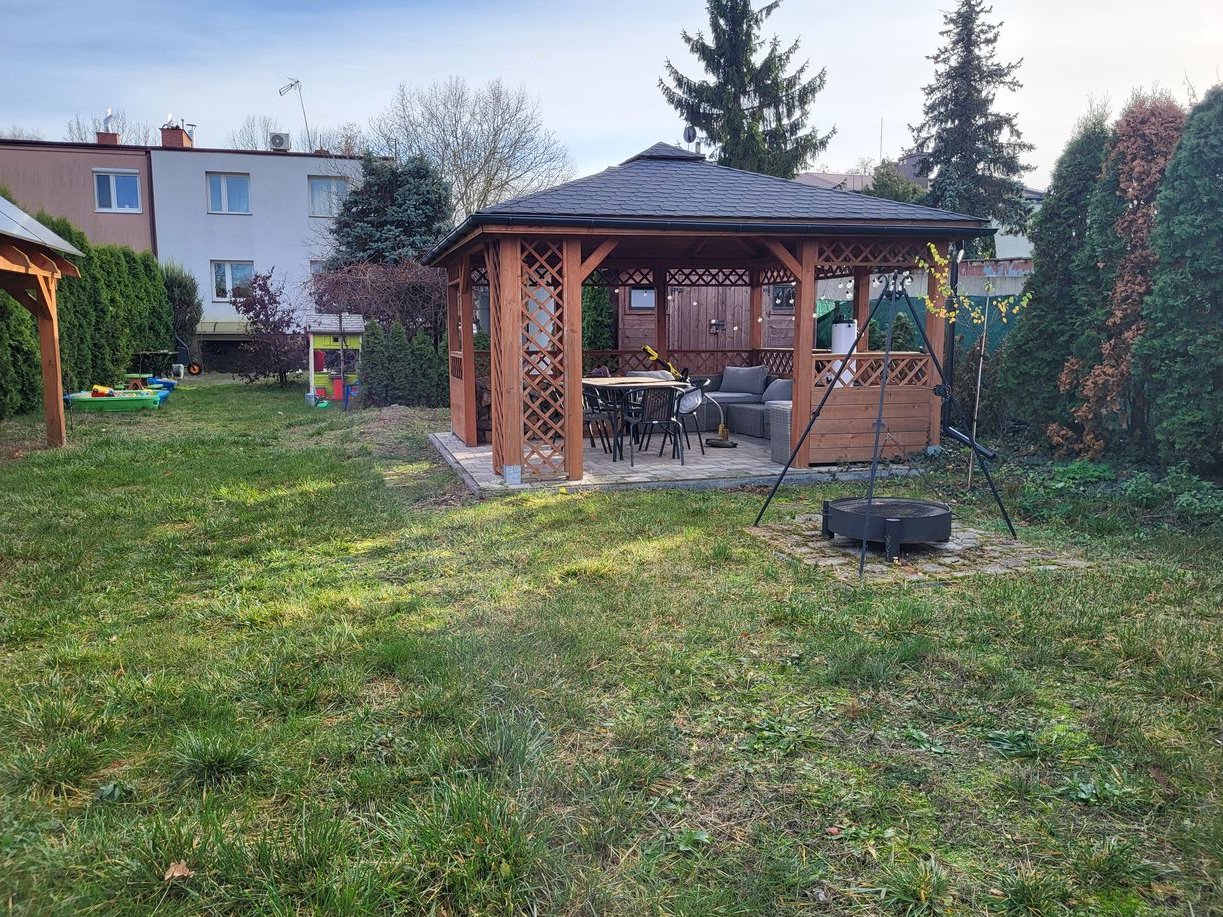 Dom z ogrodem 708 m² 204 m² fotowoltaika dodatkowy budynek 31m²