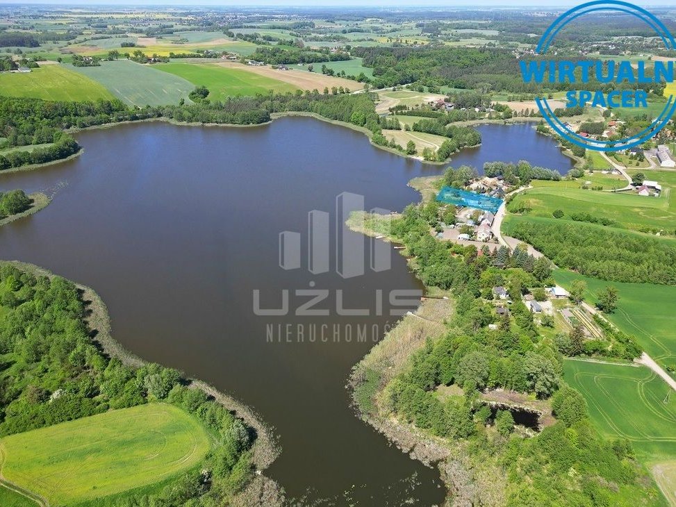 Dom nad jeziorem z linią brzegową