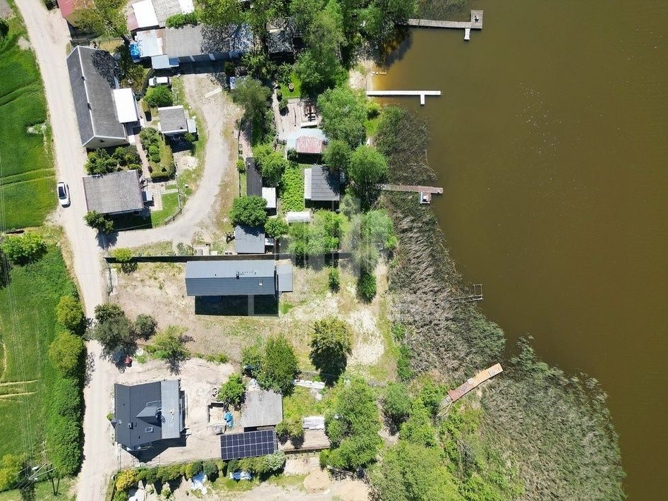 Dom nad jeziorem z linią brzegową