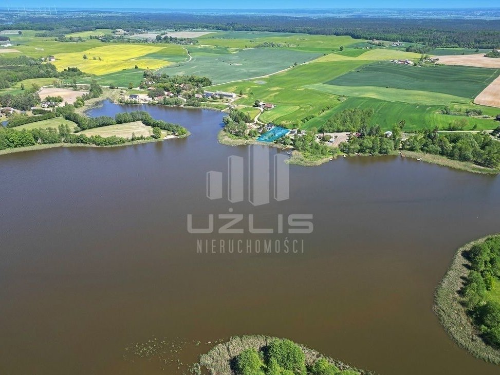 Dom nad jeziorem z linią brzegową