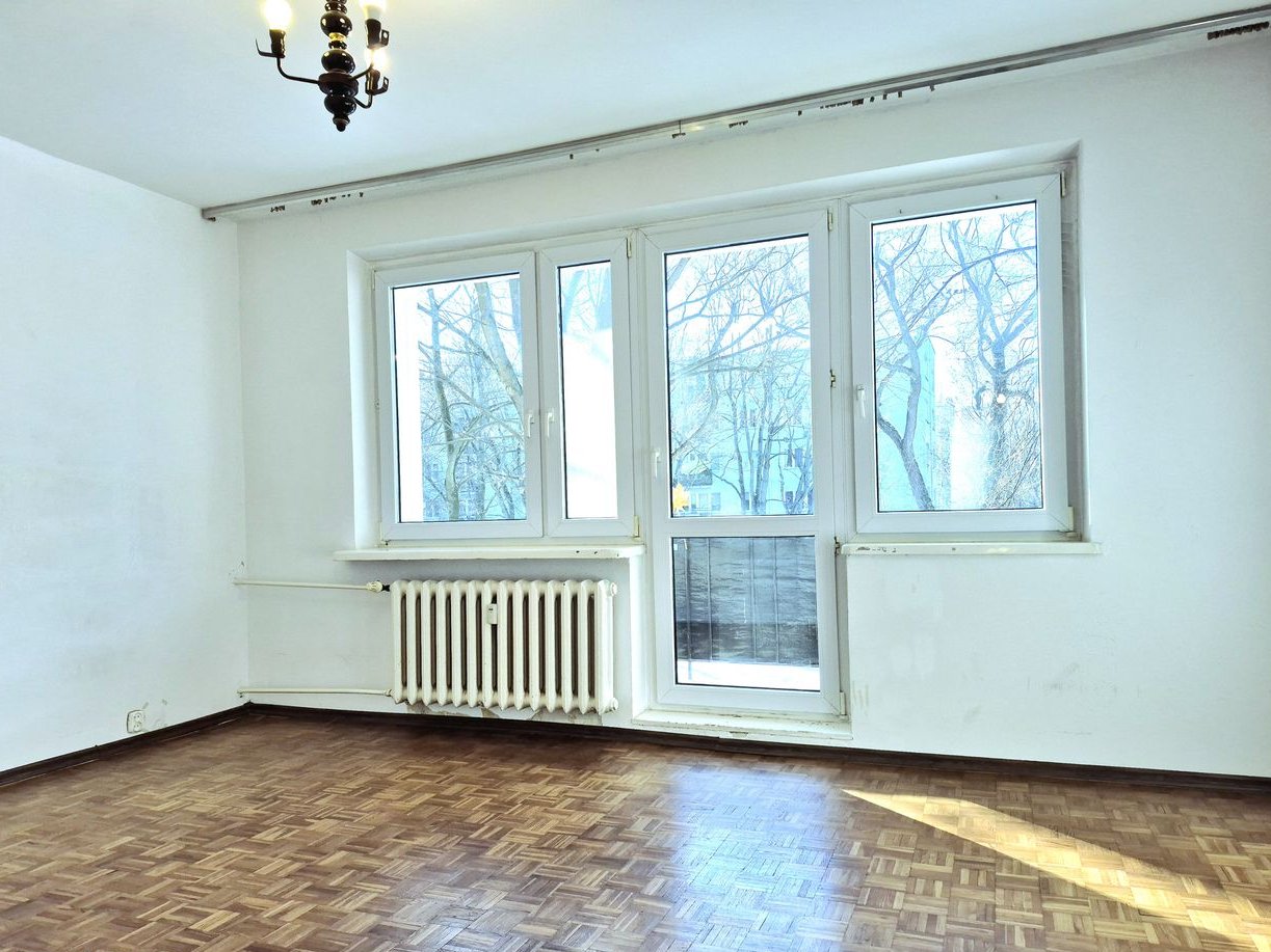 Dwustronne mieszkanie z dużym balkonem, w niskim budynku