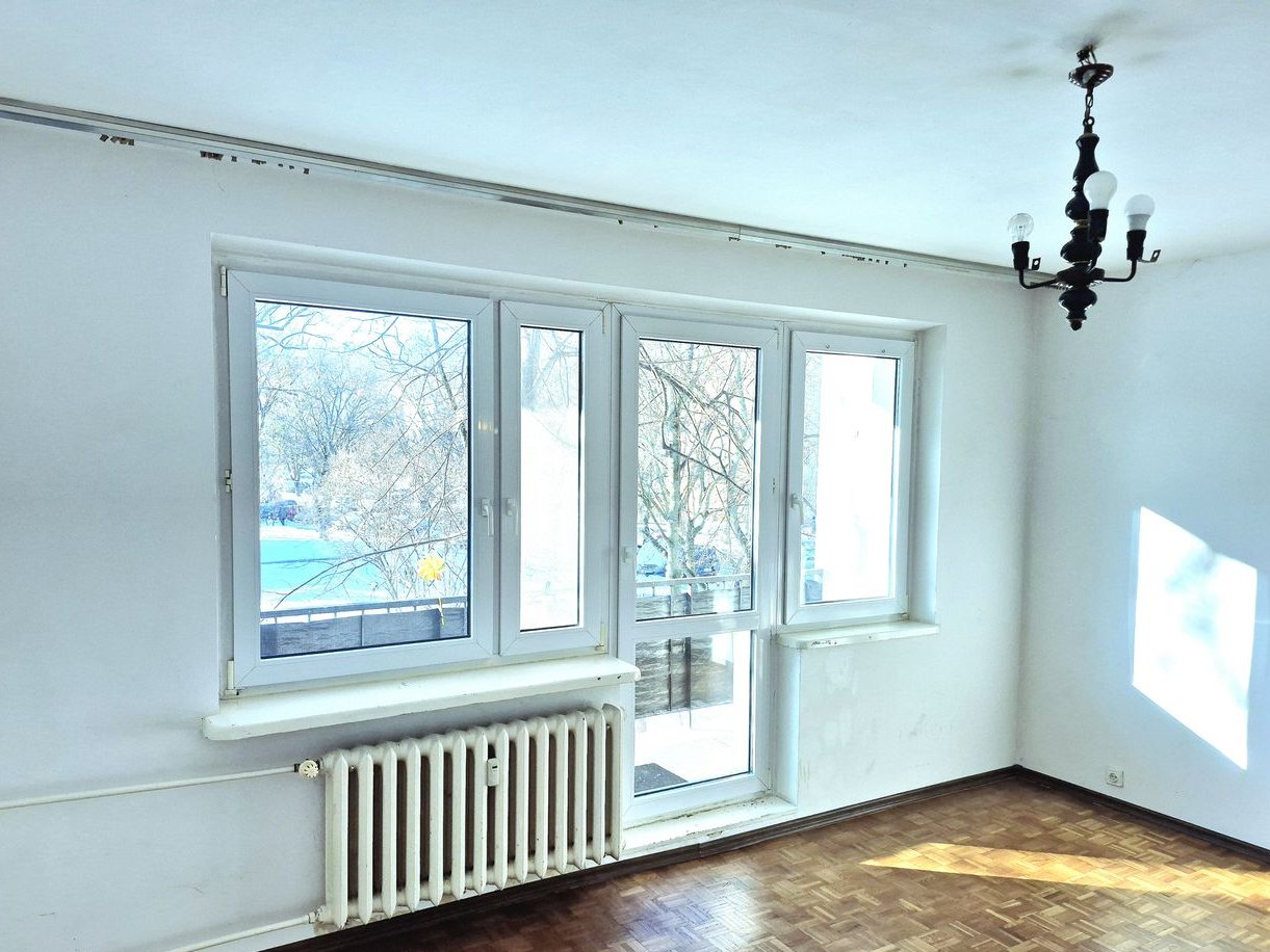 Dwustronne mieszkanie z dużym balkonem, w niskim budynku