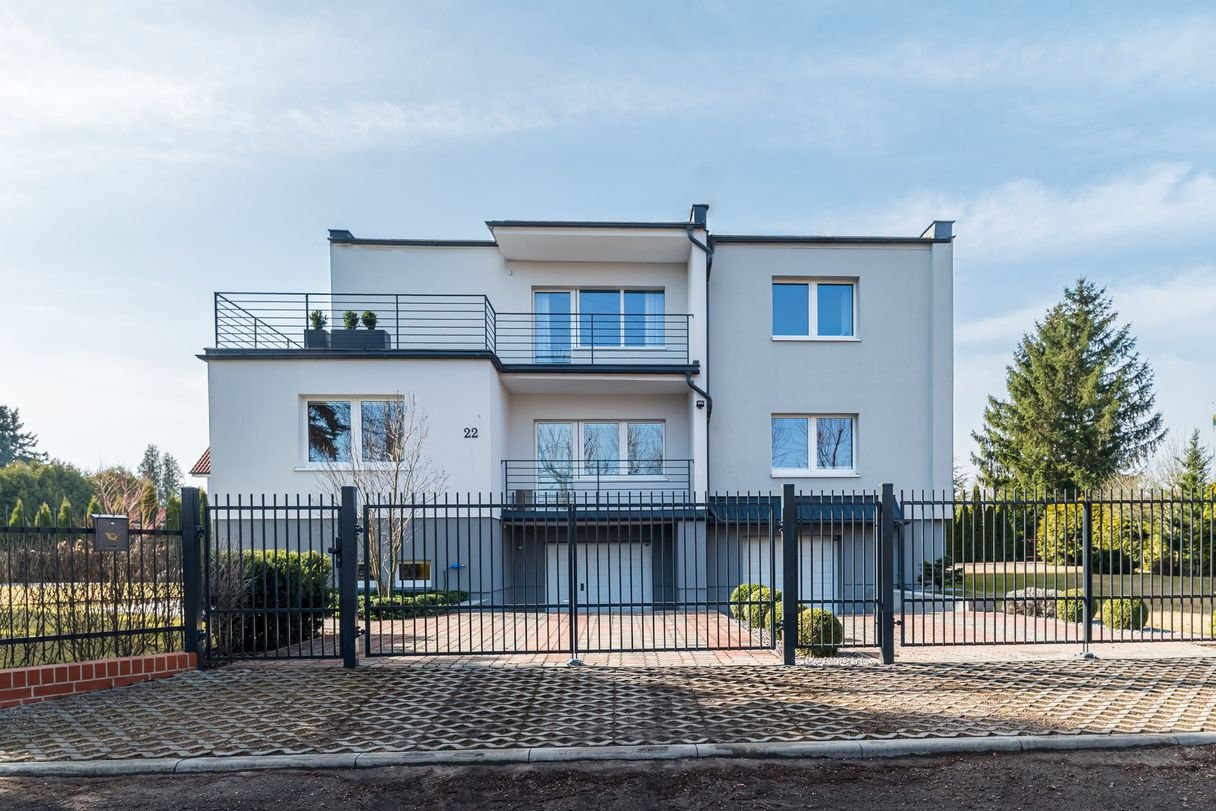 Przestronny dom dla 2 rodzin lub dużej rodziny, 3 garaże.