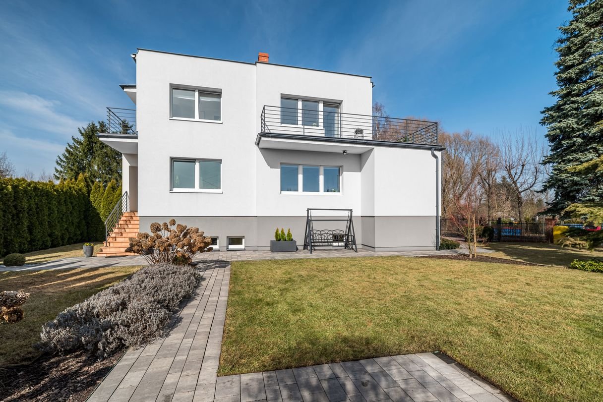 Przestronny dom dla 2 rodzin lub dużej rodziny, 3 garaże.