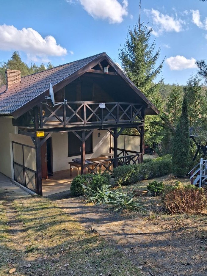 Urokliwy dom letniskowy na skraju lasu blisko jeziora