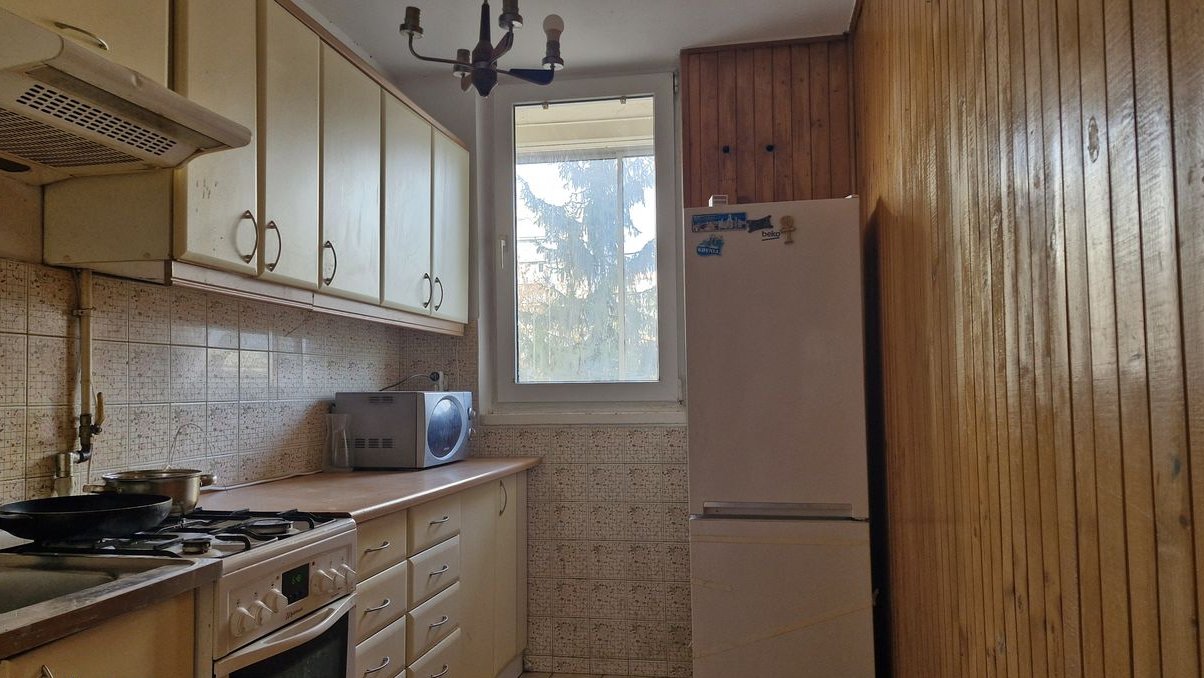 3 oddzielne pokoje, widna kuchnia, łazienka z oknem, WC piwnica loggia