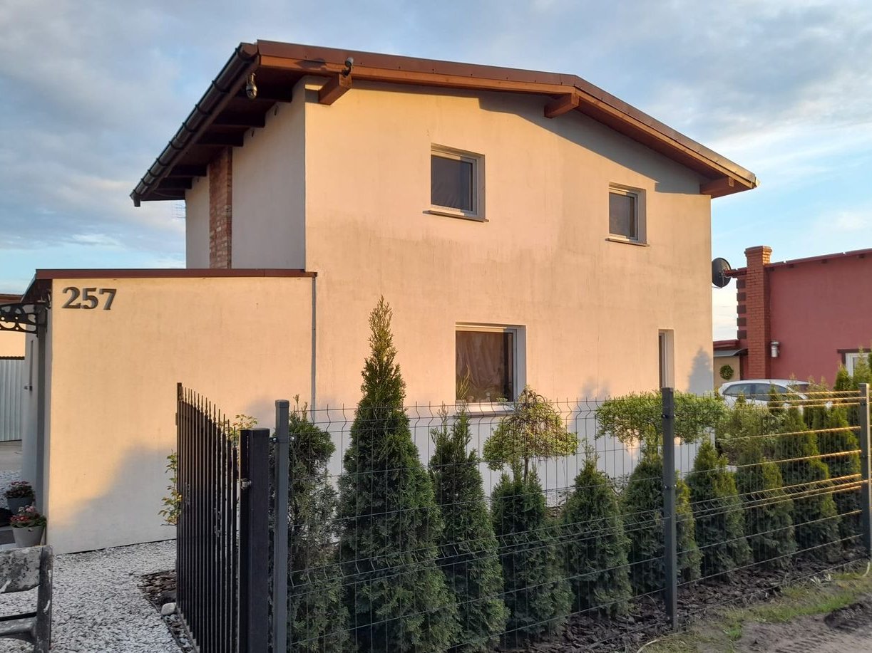 Nowoczesny dom 4 pokoi z garażem pod miastem