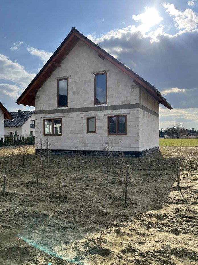 Nowoczesny dom wolnostojący z użytkowym poddaszem