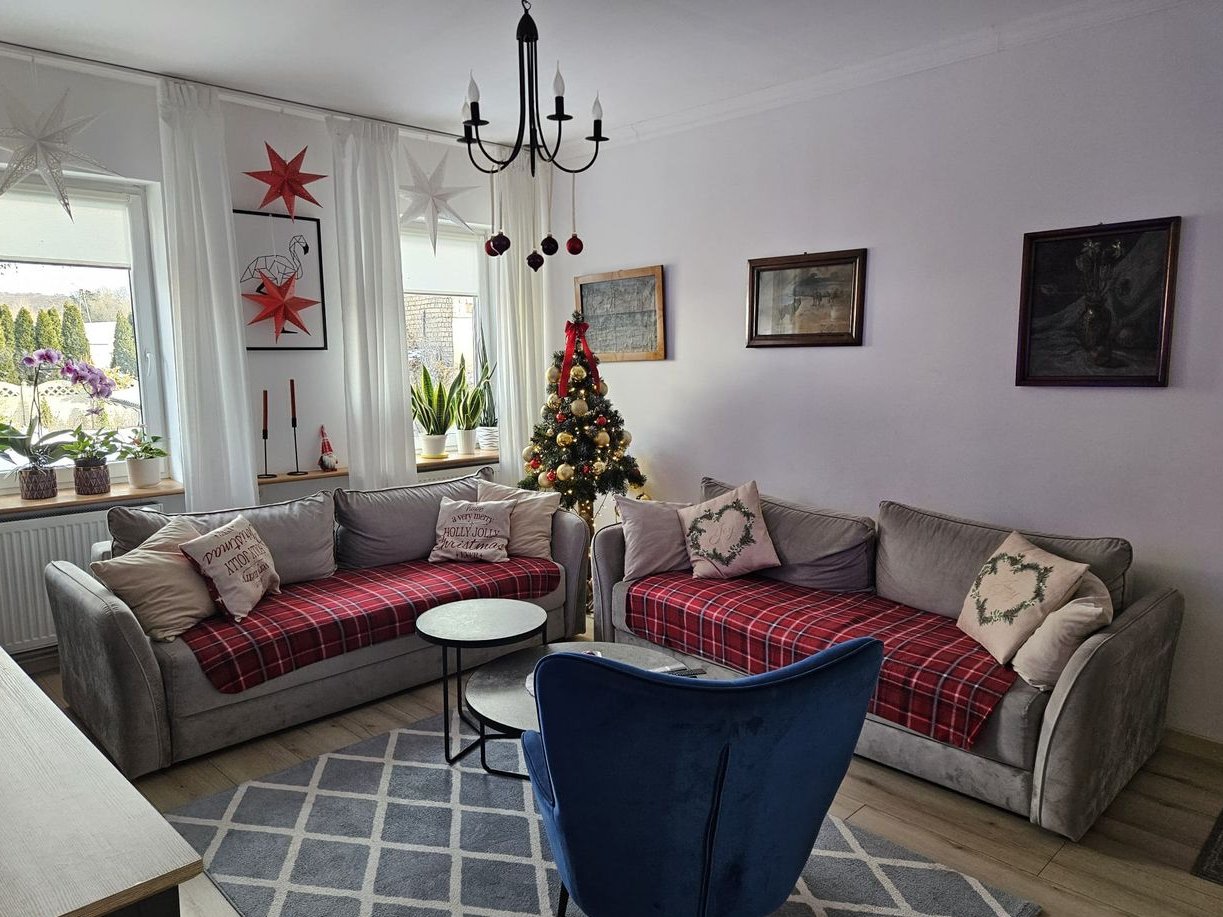 Przestronny dom wolnostojący z dwoma mieszkaniami, garażem i ogrodem