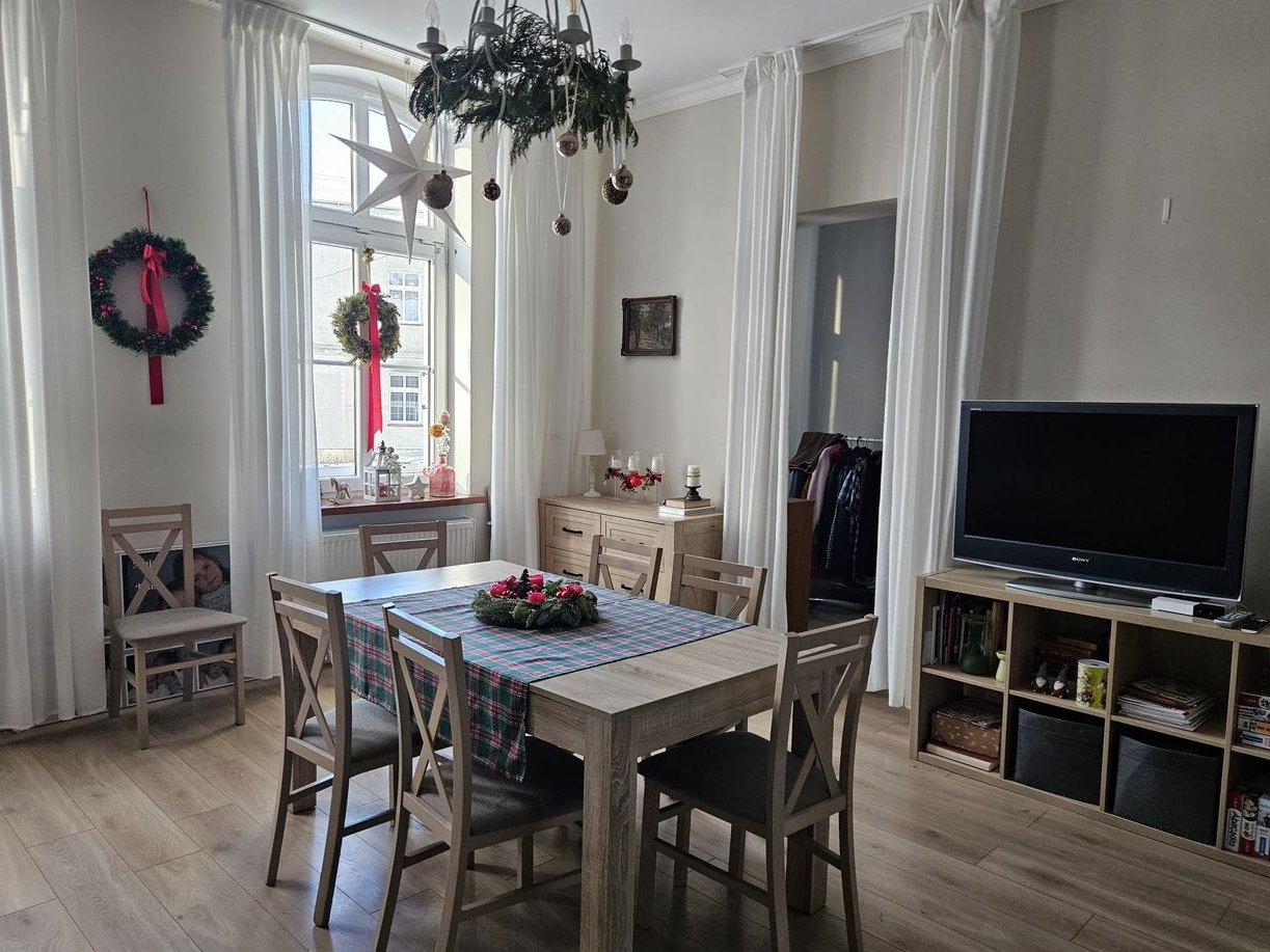 Przestronny dom wolnostojący z dwoma mieszkaniami, garażem i ogrodem