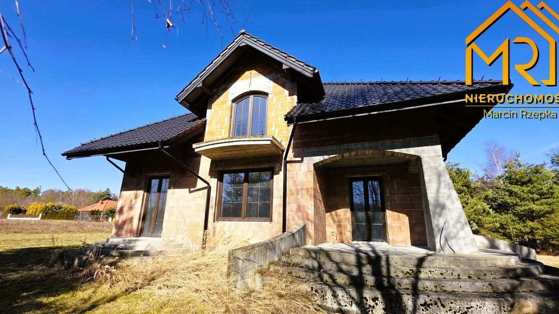 Dom jednorodzinny w stanie do wykończenia z dużą działką