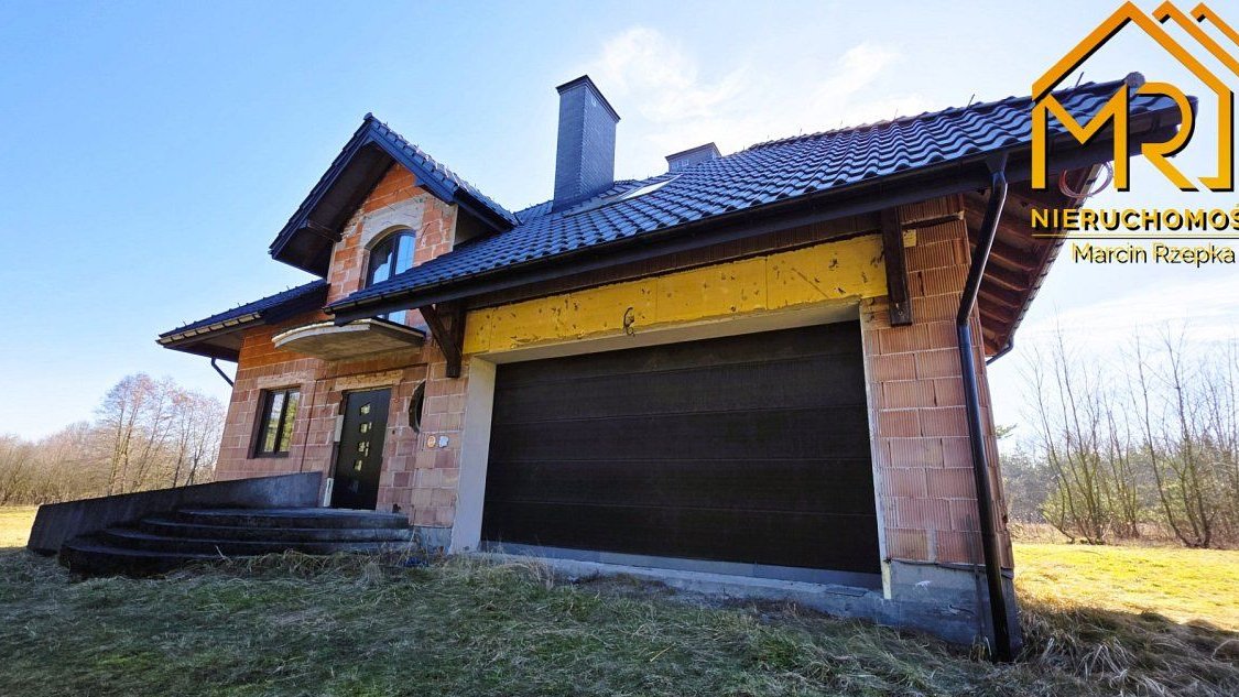 Dom jednorodzinny w stanie do wykończenia z dużą działką