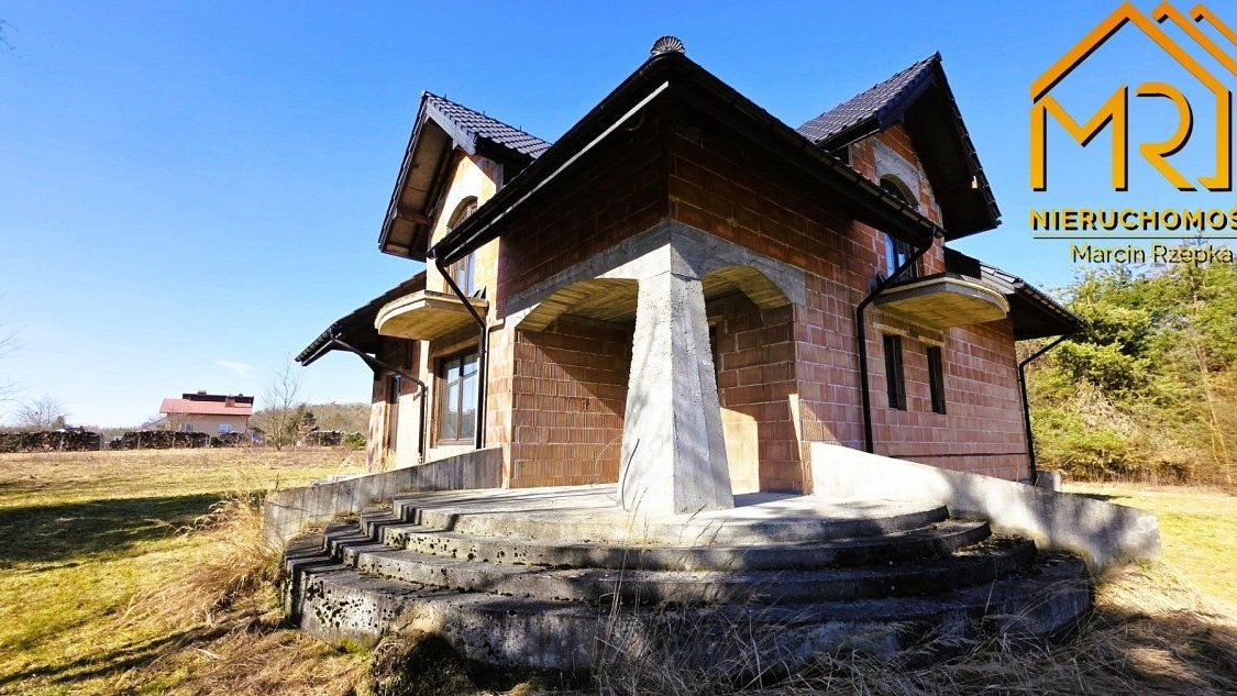 Dom jednorodzinny w stanie do wykończenia z dużą działką