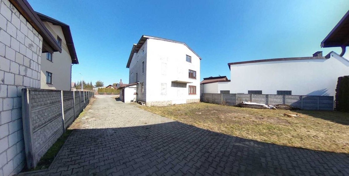 Przestronny dom 8 pokoi z ogródkiem w mieście