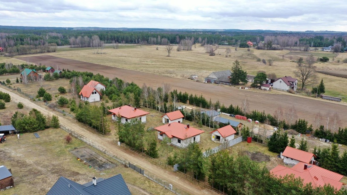 Dom w stanie surowym nad rzeką Pisa Piasutno Żelazne