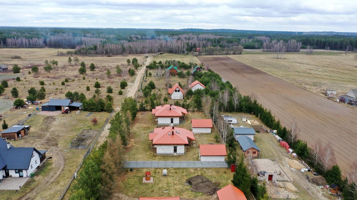 Dom w stanie surowym nad rzeką Pisa Piasutno Żelazne
