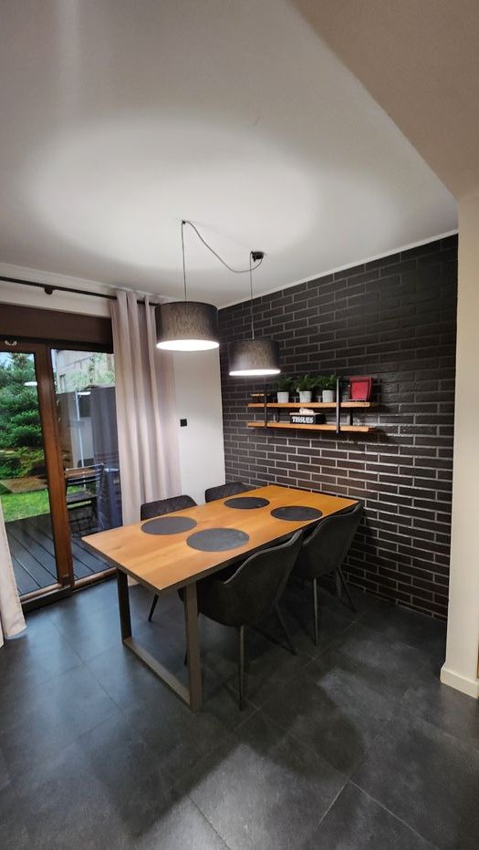 Dom szeregowy z garażem i klimatyzacją, 4 pokoje