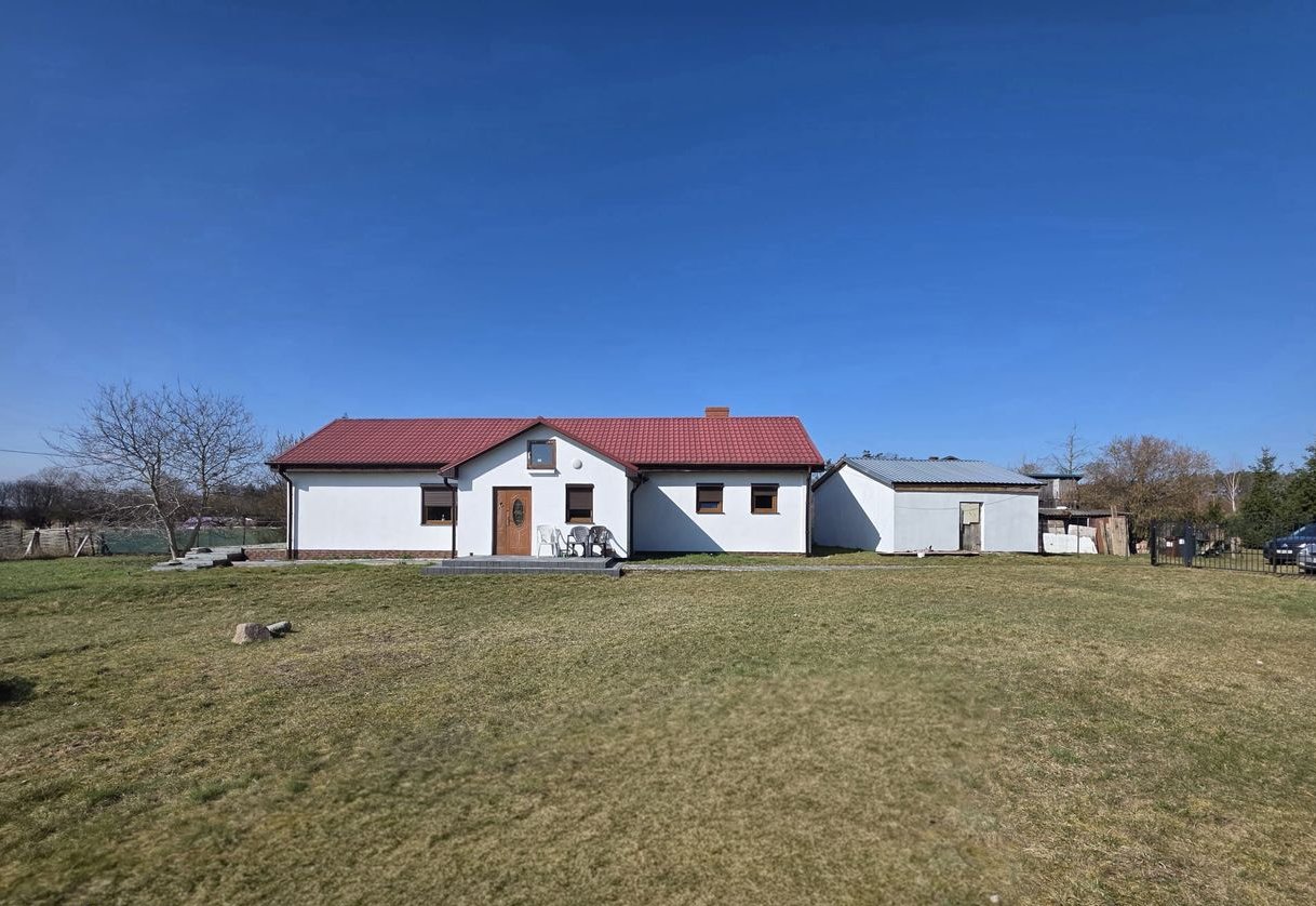 Gospodarstwo rolne z domem mieszkalnym i zabudowaniami.