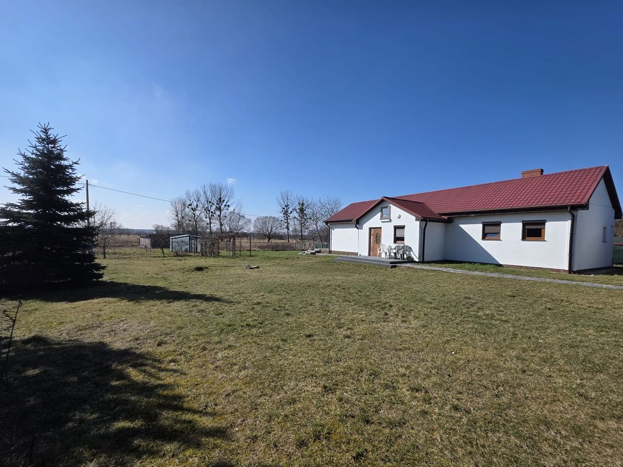 Gospodarstwo rolne z domem mieszkalnym i zabudowaniami.