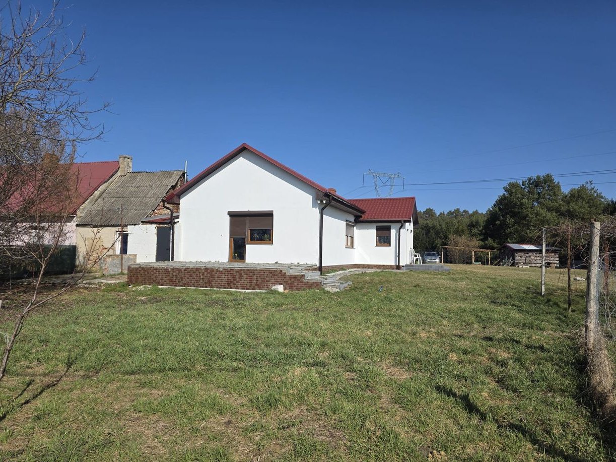 Gospodarstwo rolne z domem mieszkalnym i zabudowaniami.