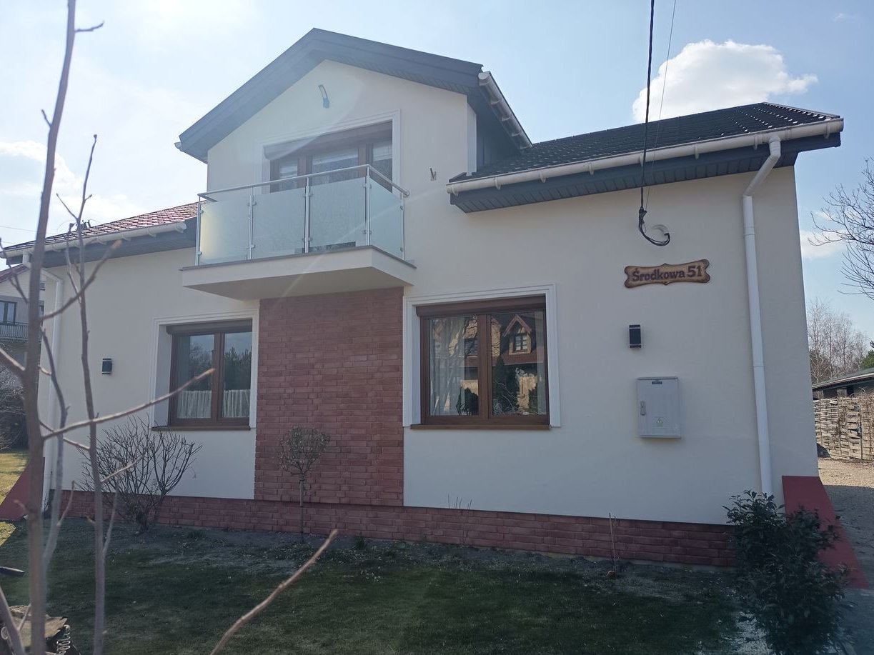 Wolnostojący dom z basenem i garażem