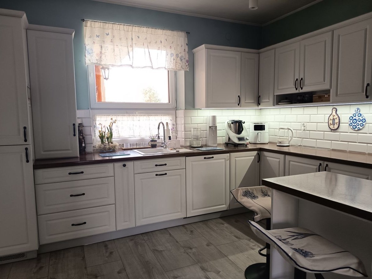 Wolnostojący dom z basenem i garażem